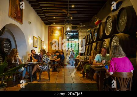 El Pimpi. La gente mangia in un bar spagnolo tradizionale, Bodegas El Pimpi, Malaga, Costa del Sol, Andalusia, Spagna. Foto Stock