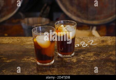 Due bicchieri di Vermouth serviti ad Antigua Casa de Guardia o casa flores più antica bodega a Malaga, Andalusia, Spagna. Foto Stock