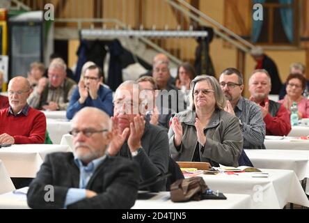 11 ottobre 2020, Sassonia-Anhalt, Plötzky: I delegati seguono la conferenza del partito di Stato di Die Linken Sachsen-Anhalt. La conferenza si concentrerà sulla mozione chiave "solidarietà anziché gomiti", che contiene i compiti e gli obiettivi del partito in preparazione delle elezioni statali del 6 giugno 2021, in materia di Sassonia-Anhalt. Foto: Heiko Rebsch/dpa-Zentralbild/dpa Foto Stock