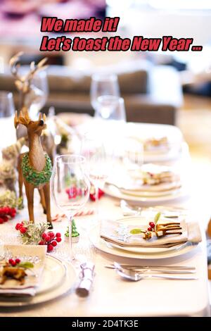 Felice l'abbiamo fatto. Brindiamo il messaggio per il nuovo anno 2021 con pandemia Foto Stock