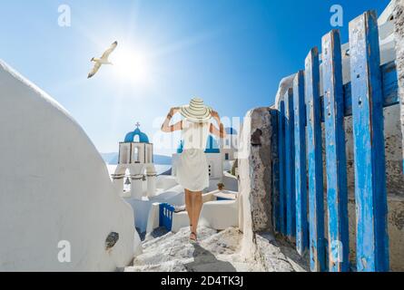 Donna in vacanza sull'isola di Santorini in Grecia Foto Stock