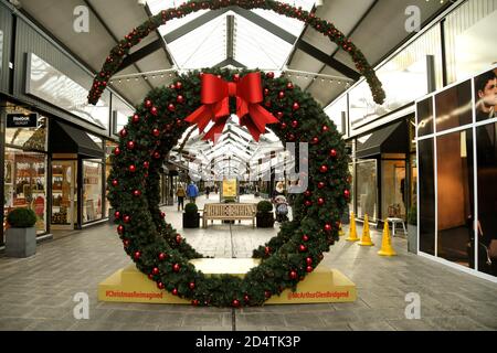 Bridgend, Galles - Dicembre 2017: Grande decorazione di corona di Natale in un outlet di stilisti Foto Stock