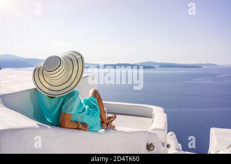 Donna in vacanza sull'isola di Santorini in Grecia Foto Stock