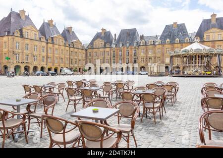 Tavoli vuoti nella piazza principale Place Ducale di Charleville-Mézières nel dipartimento delle Ardenne nella regione francese del Grand Est Foto Stock