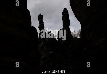Bielatal, Germania. 11 Ott 2020. Gli scalatori salgono sulla piccola colonna Ercole nel Bielatal in Svizzera sassone. Credit: Robert Michael/dpa-Zentralbild/ZB/dpa/Alamy Live News Foto Stock