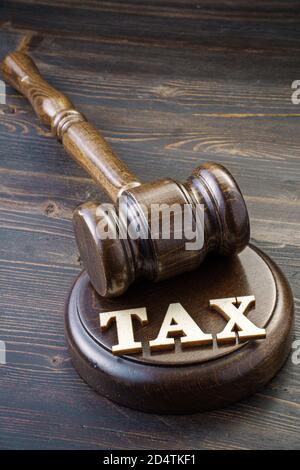 Gavel e parola FISCALE Foto Stock