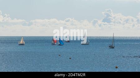 Lyme Regis, Dorset, Regno Unito. 11 Ott 2020. Regno Unito Meteo: Domenica vela nella baia di Lyme in un giorno di caldi incantesimi di sole presso la località balneare di Lyme Regis in anticipo le previsioni meteo più umide la prossima settimana. Credit: Celia McMahon/Alamy Live News Foto Stock