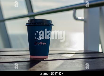Tazza di caffè di carta monouso blu scuro Foto Stock