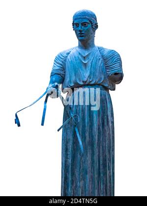 Delphi, Grecia - Ottobre 04 2020: Statua in bronzo del cariotiere Heniokhos al museo archeologico di Delfi, Grecia Foto Stock
