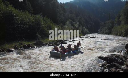 Le persone in caschi si divertono sul fiume. Foto Stock