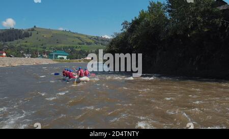 Gruppo di lotta turistica con forte torrente di fiume. Foto Stock