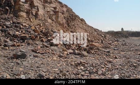 Paesaggio di collina rocciosa di cava. Foto Stock