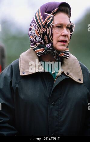 La regina Elisabetta II, che indossa un copricapo e una giacca verde cerata, al Royal Windsor Horse Show. 13 maggio 1989 Foto Stock