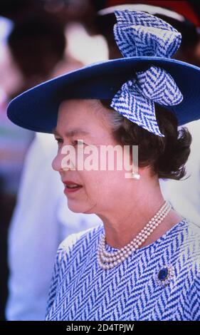 Sua Maestà la Regina Elisabetta II indossando un cappello da stilista di moda, Milliner, Philip Somerville. Barbados, Caraibi. Marzo 1989 Foto Stock