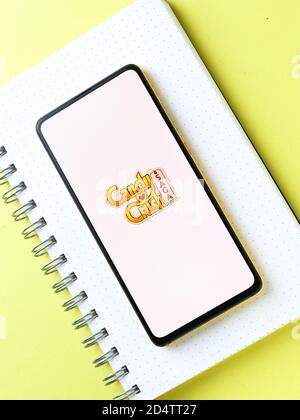 Assam, india - 11 ottobre 2020 : il logo della saga di Crush della caramella sull'immagine dello stock dello schermo del telefono. Foto Stock