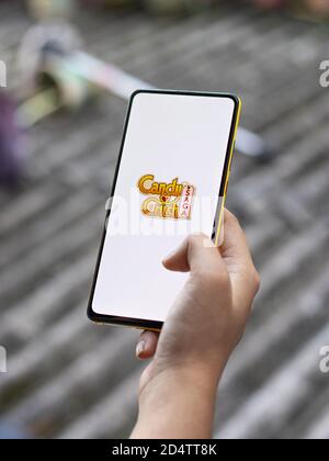 Assam, india - 11 ottobre 2020 : il logo della saga di Crush della caramella sull'immagine dello stock dello schermo del telefono. Foto Stock