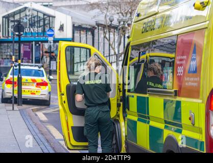Una paramedica femminile del West Midlands Ambulance Service assiste ad un incidente medico nel centro di Birmingham Foto Stock