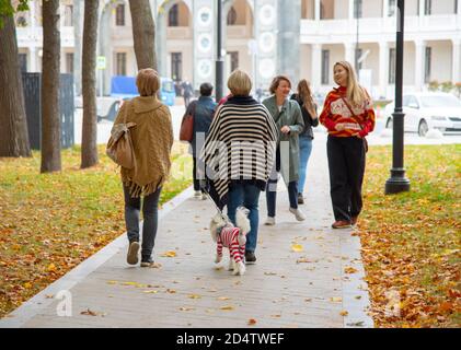 La gente cammina lungo il vicolo che conduce all'edificio restaurato della stazione del fiume Nord a Mosca. Foto Stock