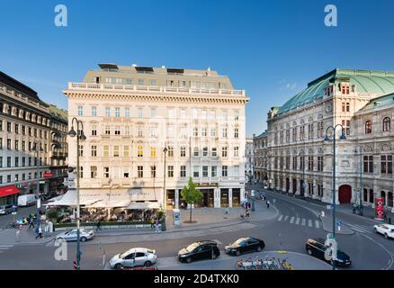 VIENNA - 3 MAGGIO: Traffico sulla Albertinaplatz di fronte all'Hotel Sacher e Cafe Mozart con l'Opera sulla destra a Vienna, Austria il 3 maggio 20 Foto Stock