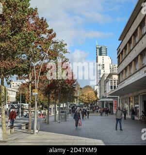 Gli amanti dello shopping su Armada Way nel centro di Plymouth. Le nuove misure di blocco contrasteranno il piano d'azione per il patrimonio dell'alta strada? Foto Stock