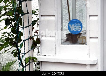 Dire di sì agli adesivi Scottish Independence per il referendum nel 2014 // © Amy Muir Foto Stock