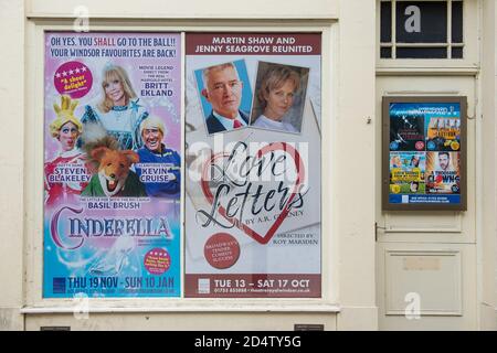 Windsor, Berkshire, Regno Unito. 11 Ottobre 2020. Il Theatre Royal Windsor sta mettendo in scena la sua prima produzione dal vivo dall'inizio del blocco. Love Letters con Jenny Seagrove e Martin Shaw inizia il 13 ottobre 2020. Dal 19 novembre 2020 si terrà anche un Pantomime di Natale. Venti nuovi casi di Covid-19 sono stati riportati nelle ultime 24 ore nel Royal Borough di Windsor e Maidenhead. Il governo dovrebbe annunciare un nuovo sistema di blocco a tre livelli per l'Inghilterra dopo un secondo picco in casi positivi. Credito: Maureen McLean/Alamy Foto Stock