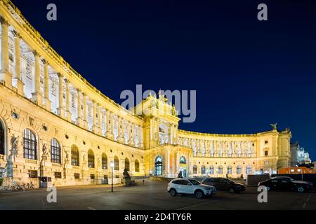 VIENNA - 4 MAGGIO: Il Neue Burg a Vienna, Austria di notte il 4 maggio 2018. Foto Stock