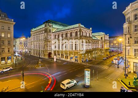 VIENNA - 2 MAGGIO: Vista ad alto angolo dell'Opera di Stato di Vienna (Wiener Staatsoper) di notte il 2 maggio 2018. Foto Stock