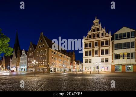 LUENEBURG - GIUGNO 05: Vecchi edifici e architettura nella piazza del mercato di Lueneburg, Germania con cielo blu notturno il 10 maggio 2019. Foto Stock