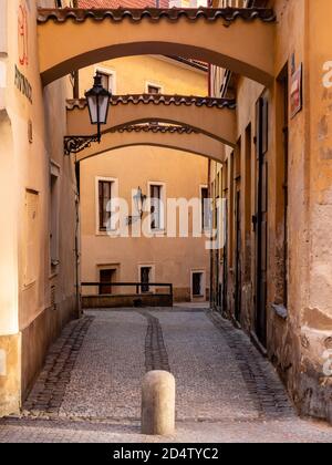 Vuota strada acciottolata nel quartiere storico della città vecchia di Praga Foto Stock