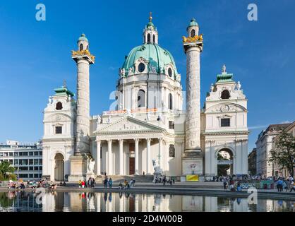 VIENNA - 5 MAGGIO: La bella Karlskirche (St Chiesa di Karls) a Vienna, Austria con calda luce notturna il 5 maggio 2018 Foto Stock