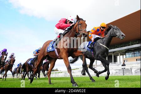 Billy Lee a bordo di Fantasy Lady (a destra) sulla loro strada per vincere lo Stud Stakes Staffordstown durante il Paddy Power Irish Cesarewitch Day all'ippodromo di Curragh. Data immagine: Domenica 11 ottobre 2020. Guarda la storia della PA CHE CORRE Curragh. Il credito fotografico dovrebbe essere: Cavo PA Foto Stock