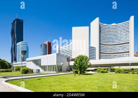 VIENNA - 6 MAGGIO: Il Centro Internazionale di Vienna o la Citta' uno con prato verde e cielo blu in estate il 6 maggio 2018 Foto Stock