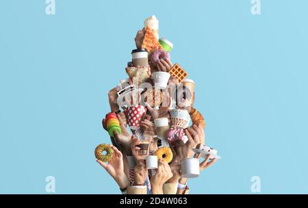 La gente sta tenendo le tazze e le tazze di carta del caffè e dei dessert. Concetto sul tema di caffè e caffè. Albero di Natale. Foto Stock