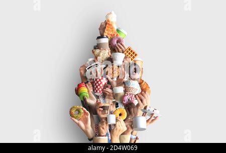 La gente sta tenendo le tazze e le tazze di carta del caffè e dei dessert. Concetto sul tema di caffè e caffè. Albero di Natale. Foto Stock