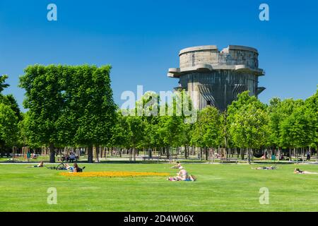 VIENNA - 6 MAGGIO: Una delle famose torri in flak della seconda guerra mondiale ad Augarten a Vienna, Austria con cielo blu e alcune persone il 6 maggio 201 Foto Stock