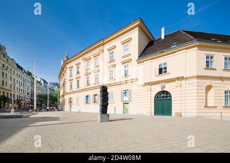 VIENNA - 3 MAGGIO: Dschungel teatro edificio del Museumsquartier mq a Vienna, Austria con cielo blu il 3 maggio 2018 Foto Stock