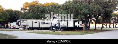 Campeggio RV in Texas vicino al lago. Foto Stock