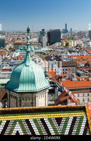 VIENNA - 7 MAGGIO: Vista della città di Vienna sul tetto dello Stephansdom fino alla città di Donau sullo sfondo, Austria il 7 maggio 2018 Foto Stock