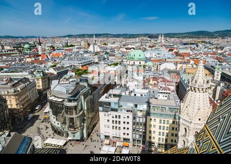 VIENNA - 7 MAGGIO: Vista della città di Vienna sulla via dello shopping Graben, con molte chiese sullo sfondo, Austria il 7 maggio 2018 Foto Stock