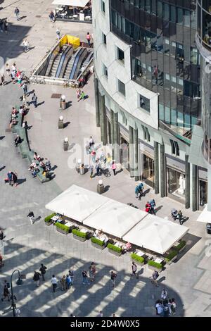 VIENNA - 7 MAGGIO: Vista ad alto angolo della via dello shopping Graben con la gente a Vienna, Austria il 7 maggio 2018 Foto Stock