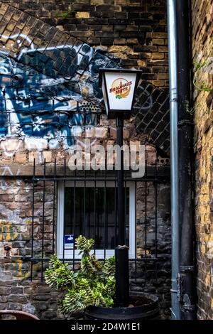 Vecchia lampada e muratura della fabbrica di birra Brauhaus Lemke situata sotto la S-bahn a Mitte, Berlino. Foto Stock