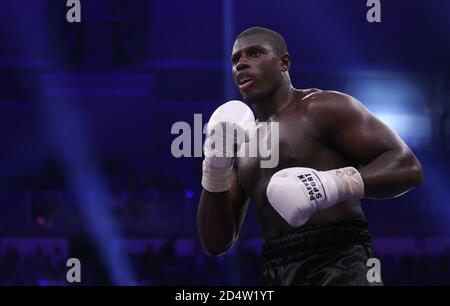 Magdeburgo, Germania. 10 Ott 2020. Boxe: Campionato tedesco di pesi massimi tra P. Kadiru e R. Gorst. Peter Kadiru è sul ring. È il nuovo campione tedesco dei pesi massimi. Credit: Ronny Hartmann/dpa-Zentralbild/dpa/Alamy Live News Foto Stock