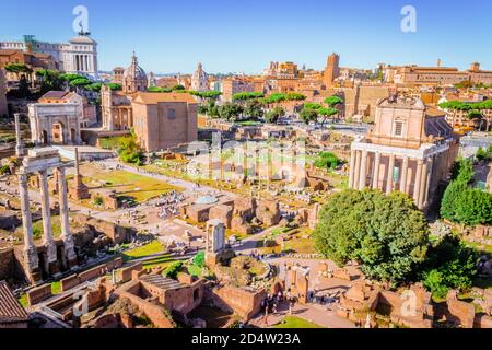 Vista del Foro Romano, antiche rovine romane a Roma, Roma, Italia, Europa Foto Stock