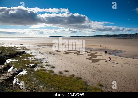 Arnside, Cumbria, Regno Unito. 11 Ott 2020. L'ultima creazione dell'artista di Lancaster Paul Speight di arte della sabbia a White Creek, Arnside, Cumbria, dove l'esclusiva sabbia limo gli consente di lavorare con tre diverse tonalità. Le condizioni di marea devono lasciare la sabbia sufficientemente asciutta per ottenere le texture contrastanti ma non troppo asciutta che lo rende troppo duro rastrellare. Credit: John Eveson/Alamy Live News Foto Stock