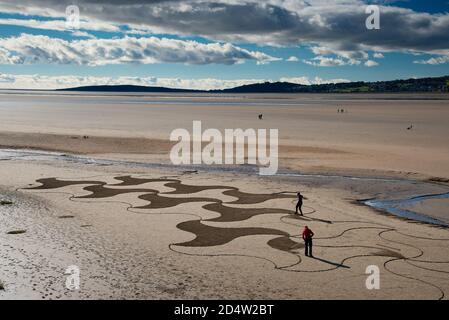 Arnside, Cumbria, Regno Unito. 11 Ott 2020. L'ultima creazione dell'artista di Lancaster Paul Speight di arte della sabbia a White Creek, Arnside, Cumbria, dove l'esclusiva sabbia limo gli consente di lavorare con tre diverse tonalità. Le condizioni di marea devono lasciare la sabbia sufficientemente asciutta per ottenere le texture contrastanti ma non troppo asciutta che lo rende troppo duro rastrellare. Credit: John Eveson/Alamy Live News Foto Stock