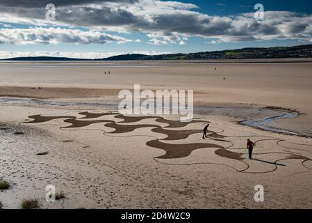 Arnside, Cumbria, Regno Unito. 11 Ott 2020. L'ultima creazione dell'artista di Lancaster Paul Speight di arte della sabbia a White Creek, Arnside, Cumbria, dove l'esclusiva sabbia limo gli consente di lavorare con tre diverse tonalità. Le condizioni di marea devono lasciare la sabbia sufficientemente asciutta per ottenere le texture contrastanti ma non troppo asciutta che lo rende troppo duro rastrellare. Credit: John Eveson/Alamy Live News Foto Stock