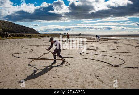 Arnside, Cumbria, Regno Unito. 11 Ott 2020. L'ultima creazione dell'artista di Lancaster Paul Speight di arte della sabbia a White Creek, Arnside, Cumbria, dove l'esclusiva sabbia limo gli consente di lavorare con tre diverse tonalità. Le condizioni di marea devono lasciare la sabbia sufficientemente asciutta per ottenere le texture contrastanti ma non troppo asciutta che lo rende troppo duro rastrellare. Credit: John Eveson/Alamy Live News Foto Stock