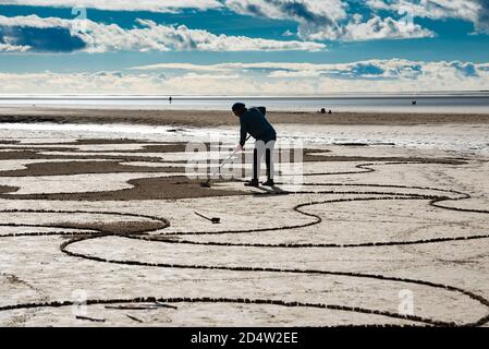 Arnside, Cumbria, Regno Unito. 11 Ott 2020. L'ultima creazione dell'artista di Lancaster Paul Speight di arte della sabbia a White Creek, Arnside, Cumbria, dove l'esclusiva sabbia limo gli consente di lavorare con tre diverse tonalità. Le condizioni di marea devono lasciare la sabbia sufficientemente asciutta per ottenere le texture contrastanti ma non troppo asciutta che lo rende troppo duro rastrellare. Credit: John Eveson/Alamy Live News Foto Stock