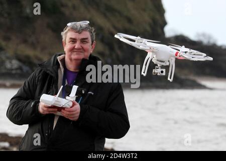 Eddie Allison con il drone come egli crea una nuova società: Advanced Aerial Media Ltd. Uomo volo drone Foto Stock